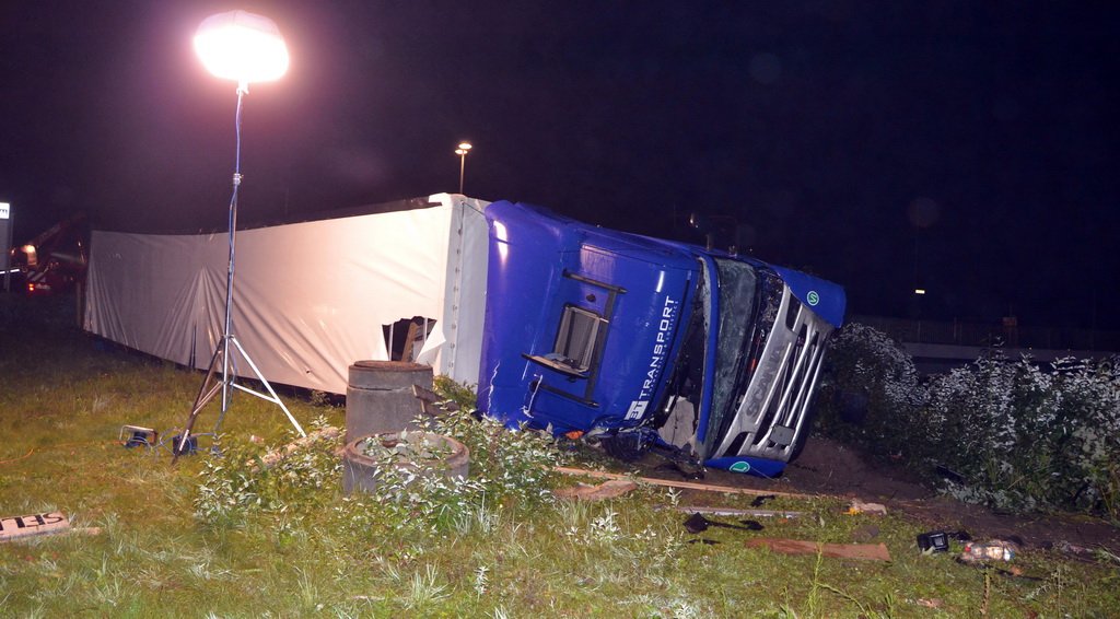 VU LKW umgestuerzt Feldkassel Industriestr Robert Boschstr P174.JPG